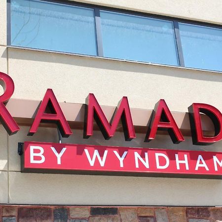 Ramada By Wyndham Bronx Terminal Hotel Nova Iorque Exterior foto