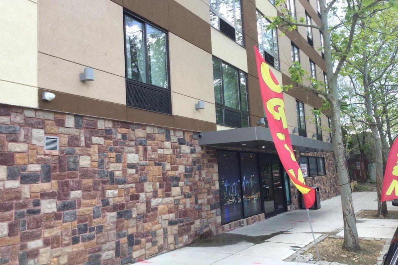 Ramada By Wyndham Bronx Terminal Hotel Nova Iorque Exterior foto
