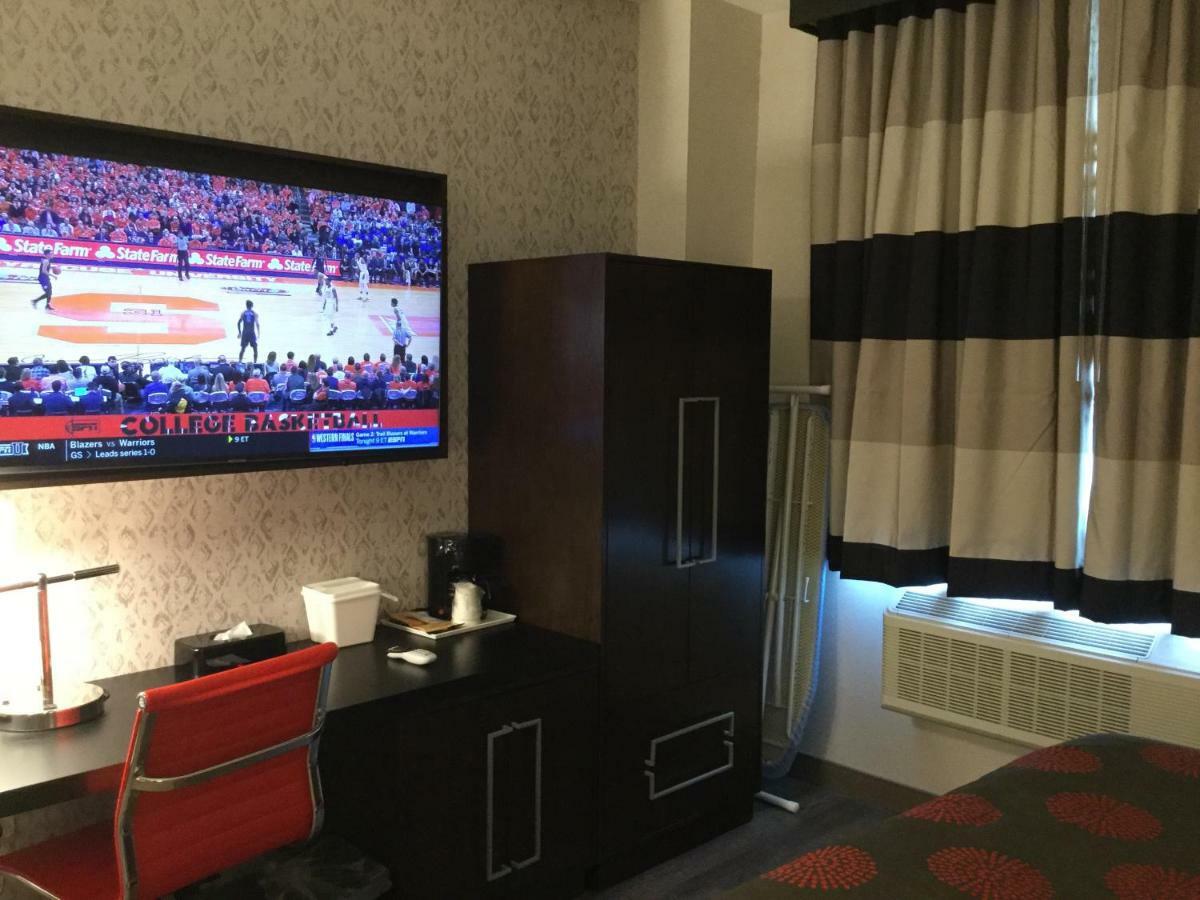 Ramada By Wyndham Bronx Terminal Hotel Nova Iorque Exterior foto