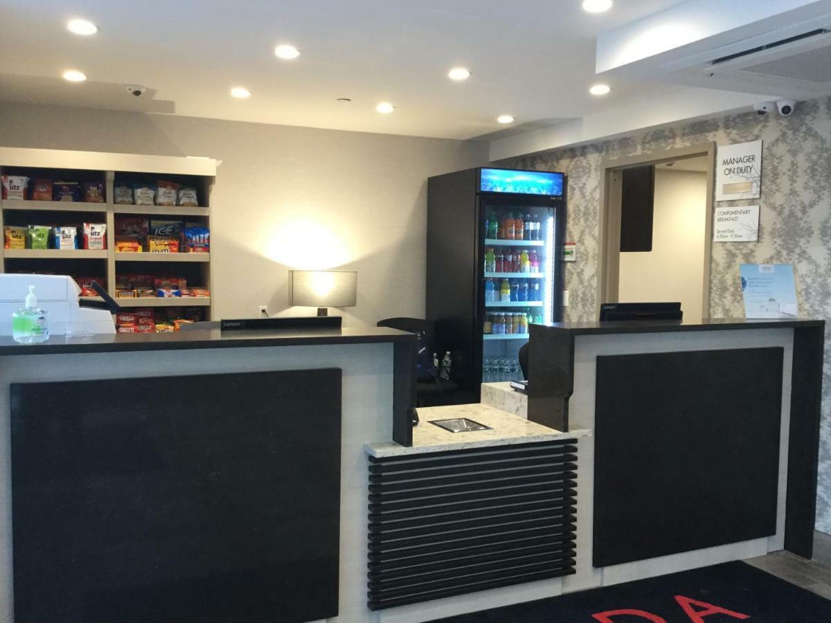 Ramada By Wyndham Bronx Terminal Hotel Nova Iorque Exterior foto